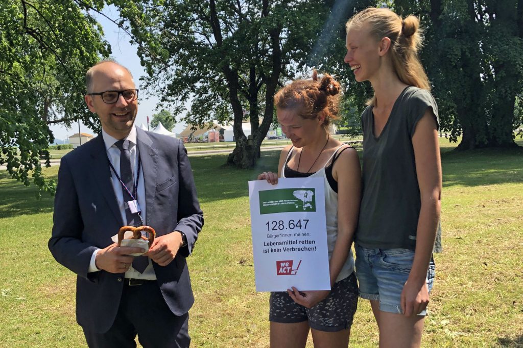 Caro und Franzi haben fast 130.000 Unterschriften für die Entkriminalisierung des Containerns gesammelt.