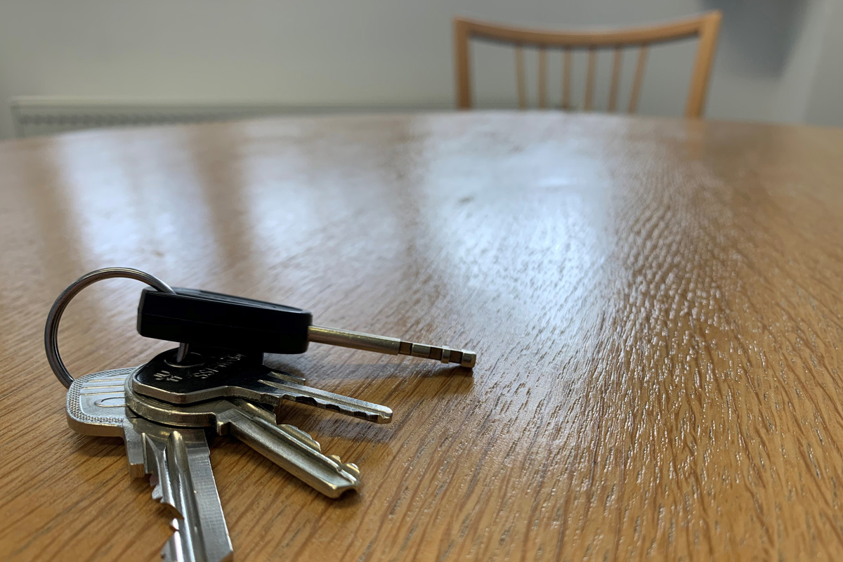 Schlüssel liegen auf einem Tisch